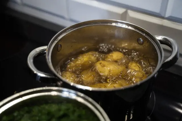 Zbylou vodu z vařených brambor nastříkejte na okurky a rajčata. Je to skvělé!