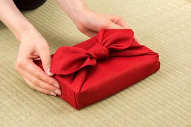 Furoshiki: Japonský geniálně jednoduchý způsob, jak krásně zabalit dárek