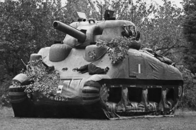 Tento tank za 2. světové války patřil k přísně tajné jednotce. Poznáte, co je na něm divného?