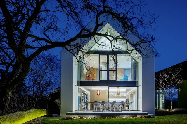 Tři propojené budovy s moderní fasádou tvoří unikátní rodinné sídlo architekta a jeho rodiny 