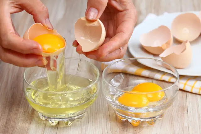 Jak poznat zkažené vejce? 4 triky, jak rychle odhalit pukavce