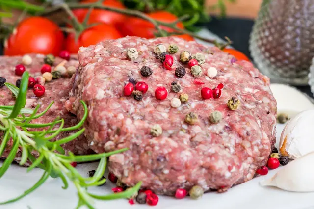 Záhada vždy šťavnatého mletého masa vyřešena: Stačí do něj přidat tuto obyčejnou tekutinu