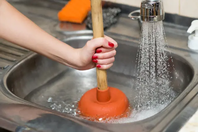 Chytré triky, jak vyčistit odpad v kuchyni téměř zadarmo, bez chemie, spolehlivě