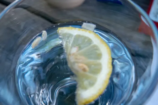 Proč pít každé ráno sklenici teplé vody s citronem a další důležité věci o vodě