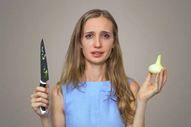Jak neplakat při krájení cibule: Použijte snadný trik s papírovou utěrkou
