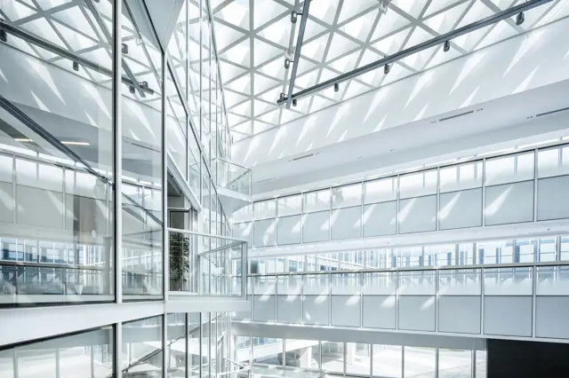 Trendy v projektování hliníkových oken pro moderní kancelářské prostory