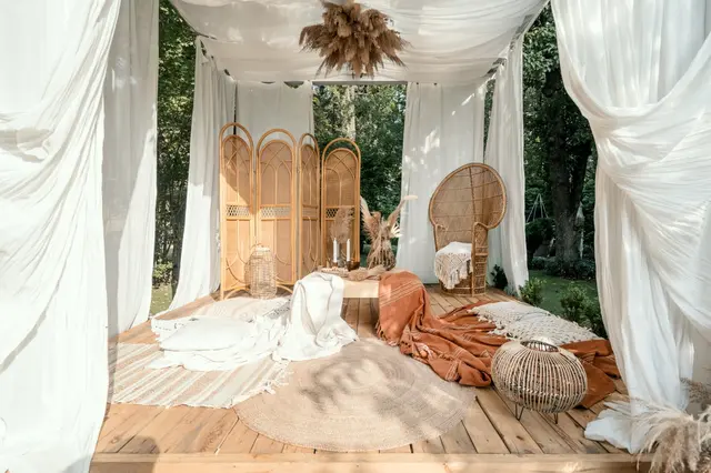 Pergola pro léto: Proměňte zahradu na venkovní obývák s útulnými závěsy a pohodlnými židlemi