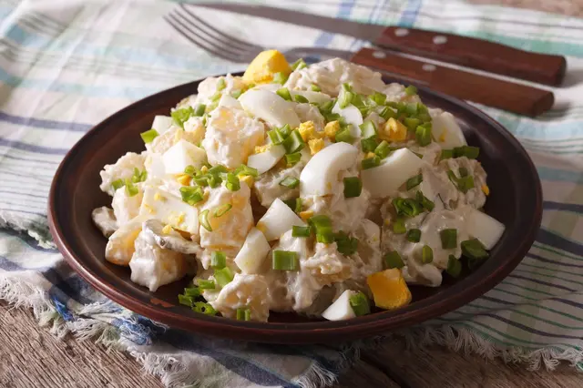 Letní bramborový salát: Tajemství lehkosti tkví v této speciální ingredienci