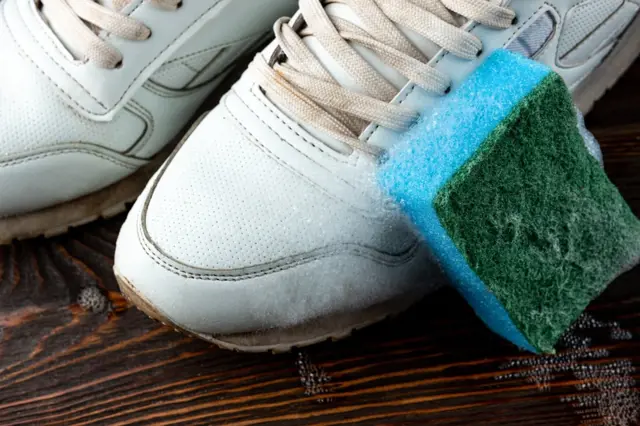 Jak vyčistit bílé boty a tenisky: Skvěle funguje zubní pasta
