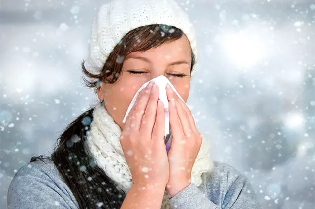 Co dělat proti viróze a chřipce? Kdy pomáhá zázvor, česnek, med, čaj…