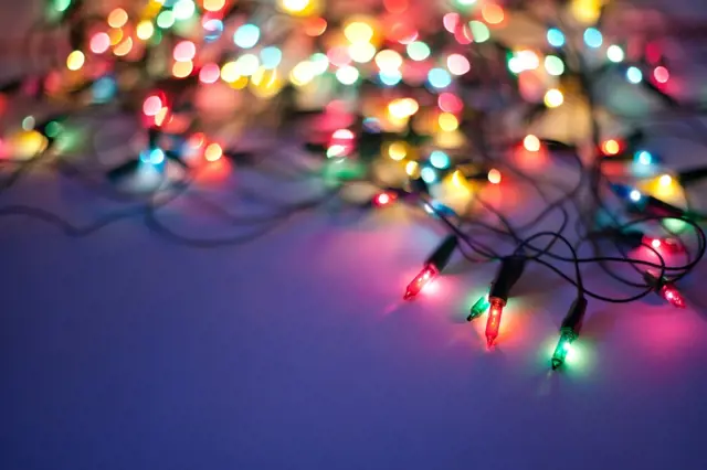 Jak zapojit správně a bezpečně žárovky na vánočním stromečku, abyste nevyhořeli