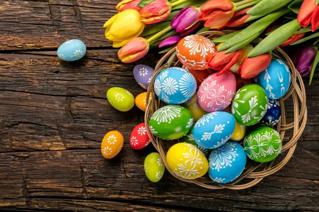 Velikonoční symboly. Proč se šlehá pomlázkou, polévá vodou a barví vajíčka