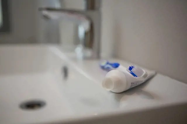 Zubní pasta nečistí jenom zuby. Báječně se hodí na zkrášlování těchto míst v koupelně