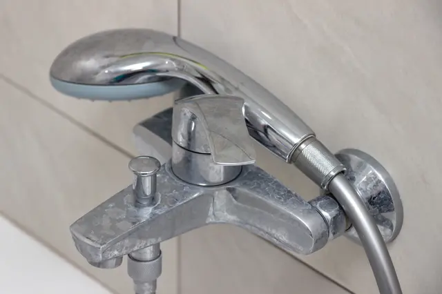 Pečicí papír je tajná zbraň pro bezproblémové odstranění vodního kamene z kohoutků. Vyzkoušejte to