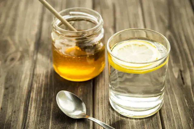 Rozmíchejte ve sklenici vody lžíci medu a každé ráno vypijte. Dělejte to měsíc