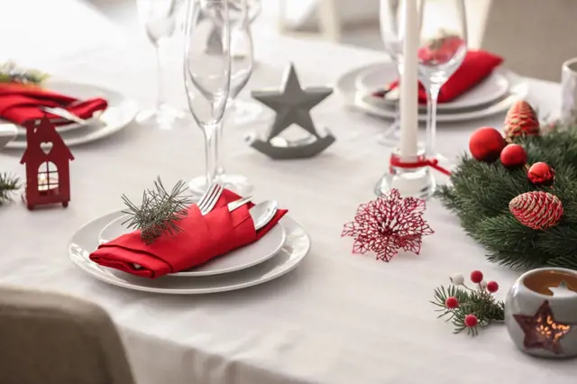 Vánoční dekorace na stůl: květiny, věnce, svícny, ubrousky