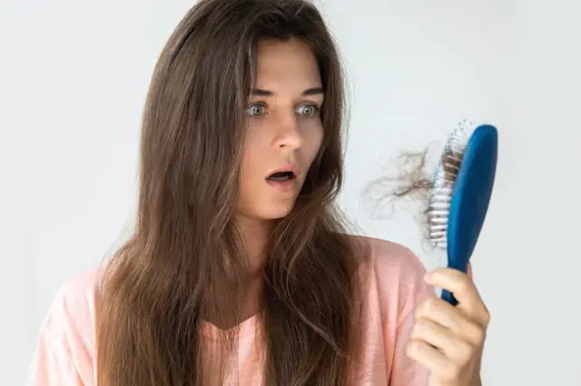 Jak si připravit doma účinný a levný šampon proti padání vlasů