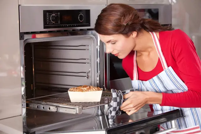 Jak ušetřit při pečení v troubě: Triky, které pomohou a zároveň neomezují