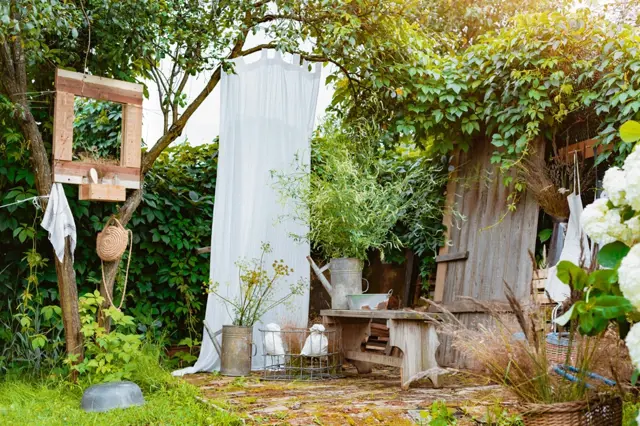Inspirace: Originální koupelna na zahradě ze starého harampádí