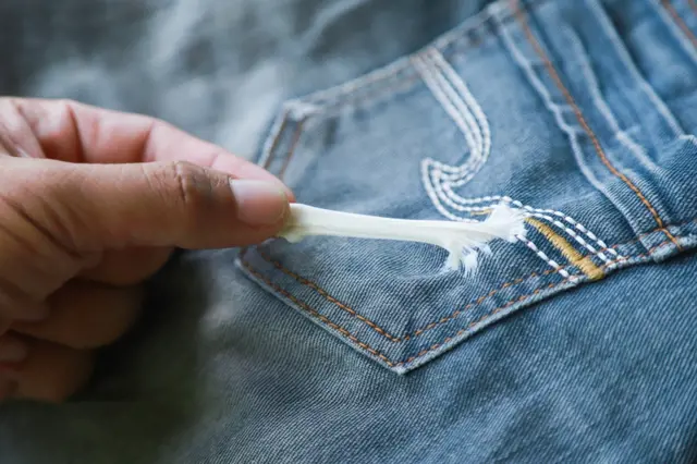 Jak nejsnáze odstranit žvýkačku z oblečení, koberce či vlasů