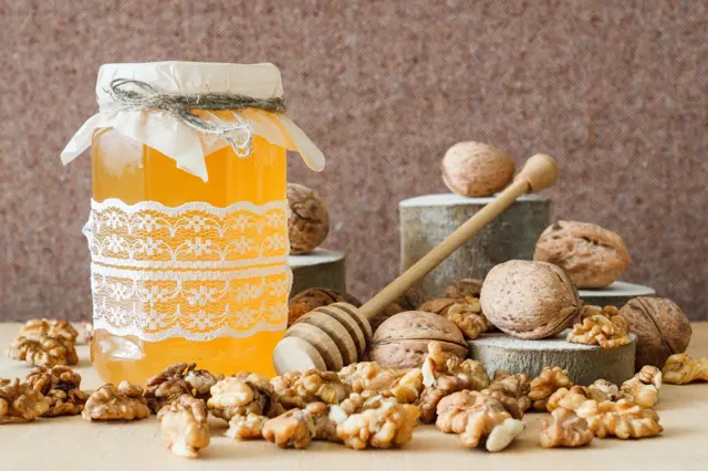 Naložte vlašské ořechy do medu a několik jich snězte každý den. Jsou zázračné!