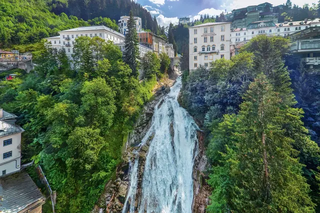 Alpské lázně Bad Gastein nabízejí léčivou sílu vodopádů a radonových koupelí