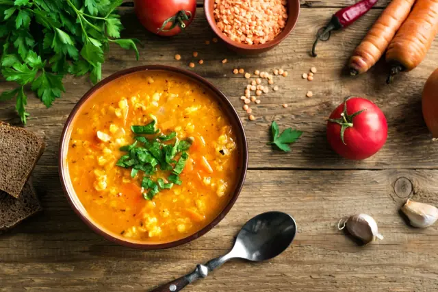 Podzimní polévka z červené čočky: Je skvělá, nenadýmá a chrání před nemocemi
