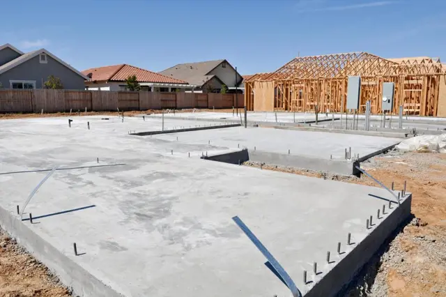 Stavba z betonu: od základů po finální úpravy