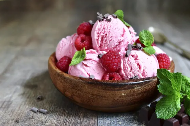 Vynikající malinová a rybízová zmrzlina bez zmrzlinovače. Jak ji vyrobit?