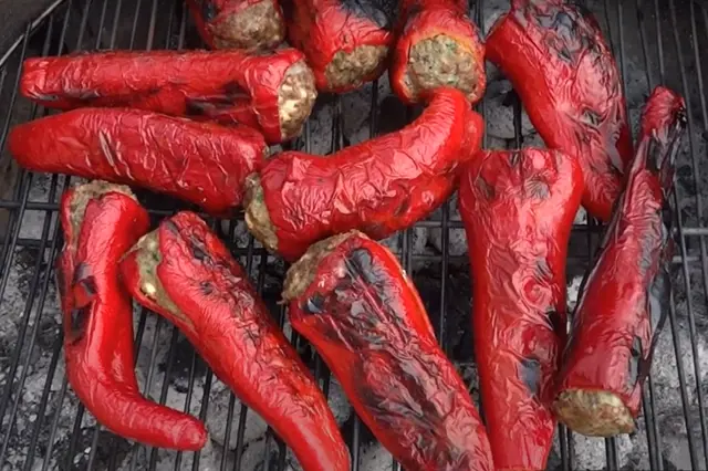Maďarské grilování: Vyzkoušejte netradiční recept pro milovníky paprik a klobásek