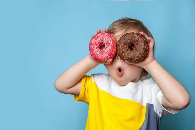 6 běžných potravin, které nesmí jíst děti, ale my jim je dáváme
