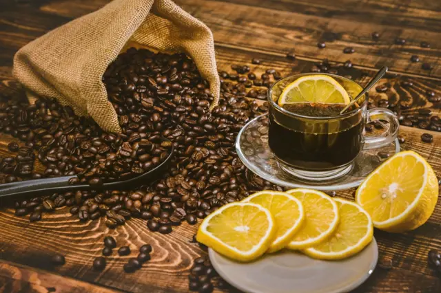Proč do kávy přidávat kolečko citrónu?