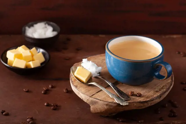 Olej nebo máslo do kávy: Proč to moudří lidé dělají a jak moc je to zdravé?
