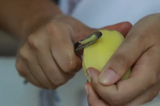 Umíte škrábat brambory škrabkou? Většina lidí si zbytečně přidělává práci