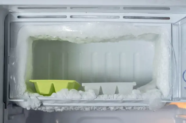 Námraza vás přijde draho: Chytré tipy, jak se starat o lednici a výrazně ušetřit