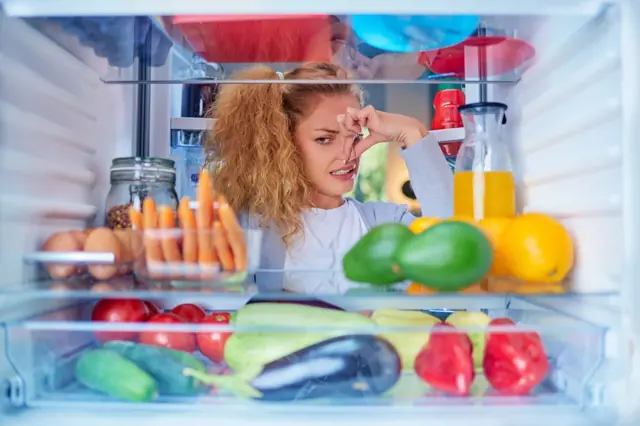 Zápach z lednice: Chytré triky, které vás ho zbaví rychle a zadarmo