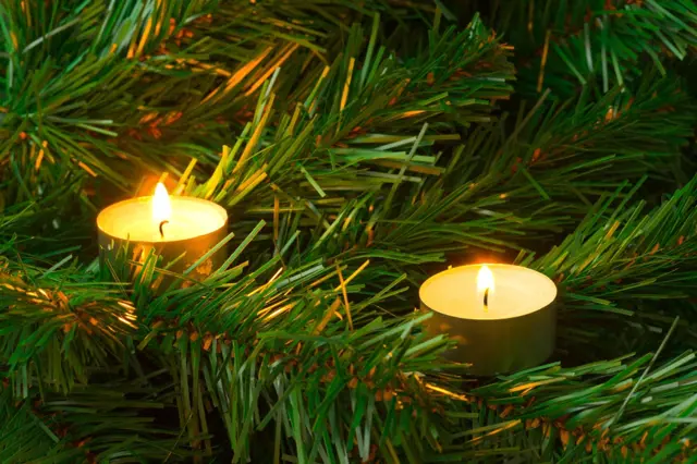 Kouzlo vánočních světel: barvy a lití adventních svíček