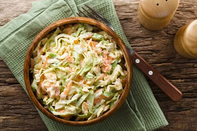 Tento salát je perfektním doplňkem ke grilování - podívejte se na recept