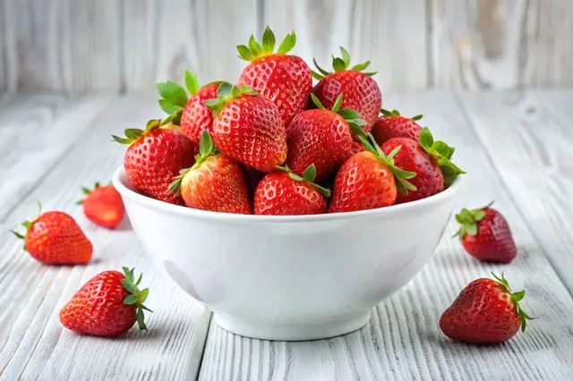 Jak prodloužit život jahodám? Pomůže tenhle jednoduchý fígl se zavařovačkou. I bez zavařování! 