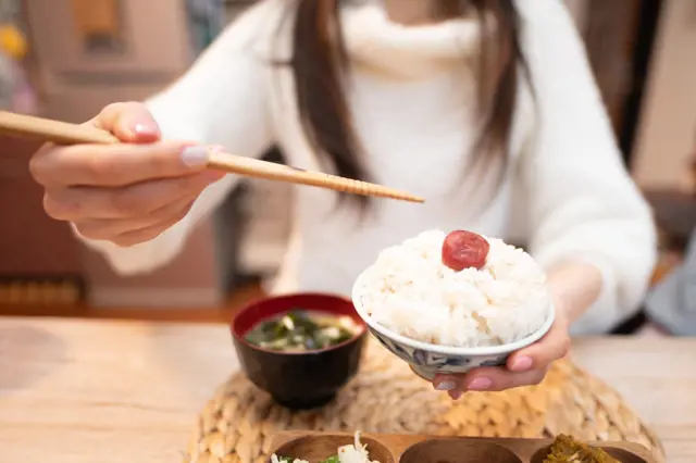 Jak uvařit rýži: Japonští mistři mají skvělý trik. Takhle bude krásně nadýchaná