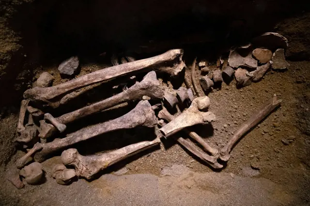 Vědci našli 5000 let staré kostry obřích lidí. Jde o vyspělou supercivilizaci