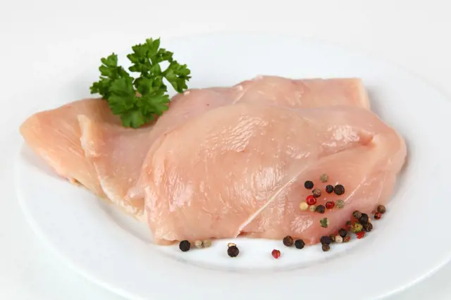Příprava kuřecího masa: Pokud nechcete gumovou hmotu, nikdy ho nedávejte z lednice rovnou na pánev