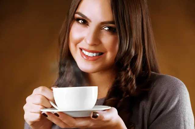 Může časté pití kávy ovlivnit velikost prsou?