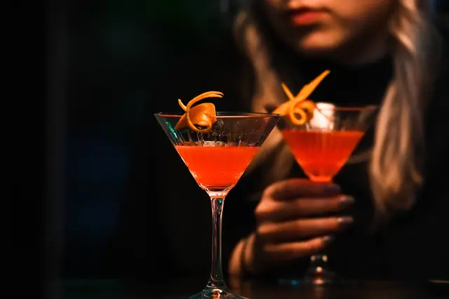 Ženské tělo zpracovává alkohol jinak. Proč to může být smrtící kombinace