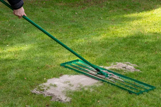 Holá místa můžete zasypat pískem