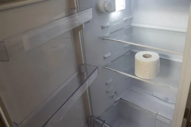 Proč lidé dávají toaletní papír do lednice: Výrazně to ovlivňuje kvalitu jídla