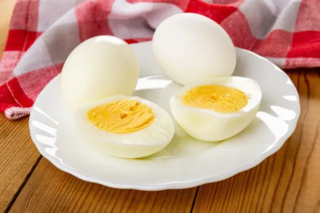 Jak uvařit dokonale vejce natvrdo i naměkko: Zkuste ocet nebo mikrovlnku