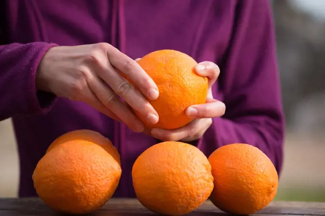 Takto nakrojte pomeranč a nebudete ho muset vůbec loupat a ničit nehty