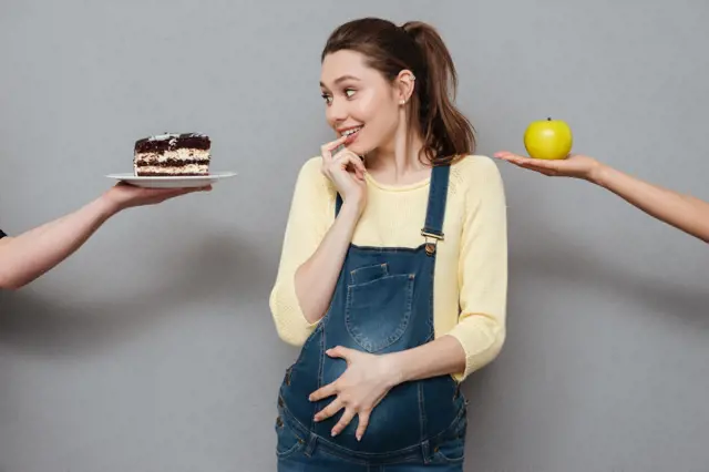 Snažíte se otěhotnět? Plodnost žen i mužů ovlivňuje strava. Tyhle potraviny vyřaďte