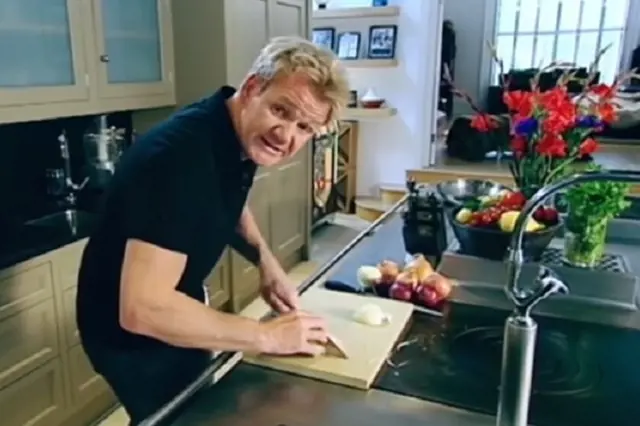 Jak chytře nakrájet cibuli: Úžasný trik slavného šéfkuchaře Gordona Ramsayho